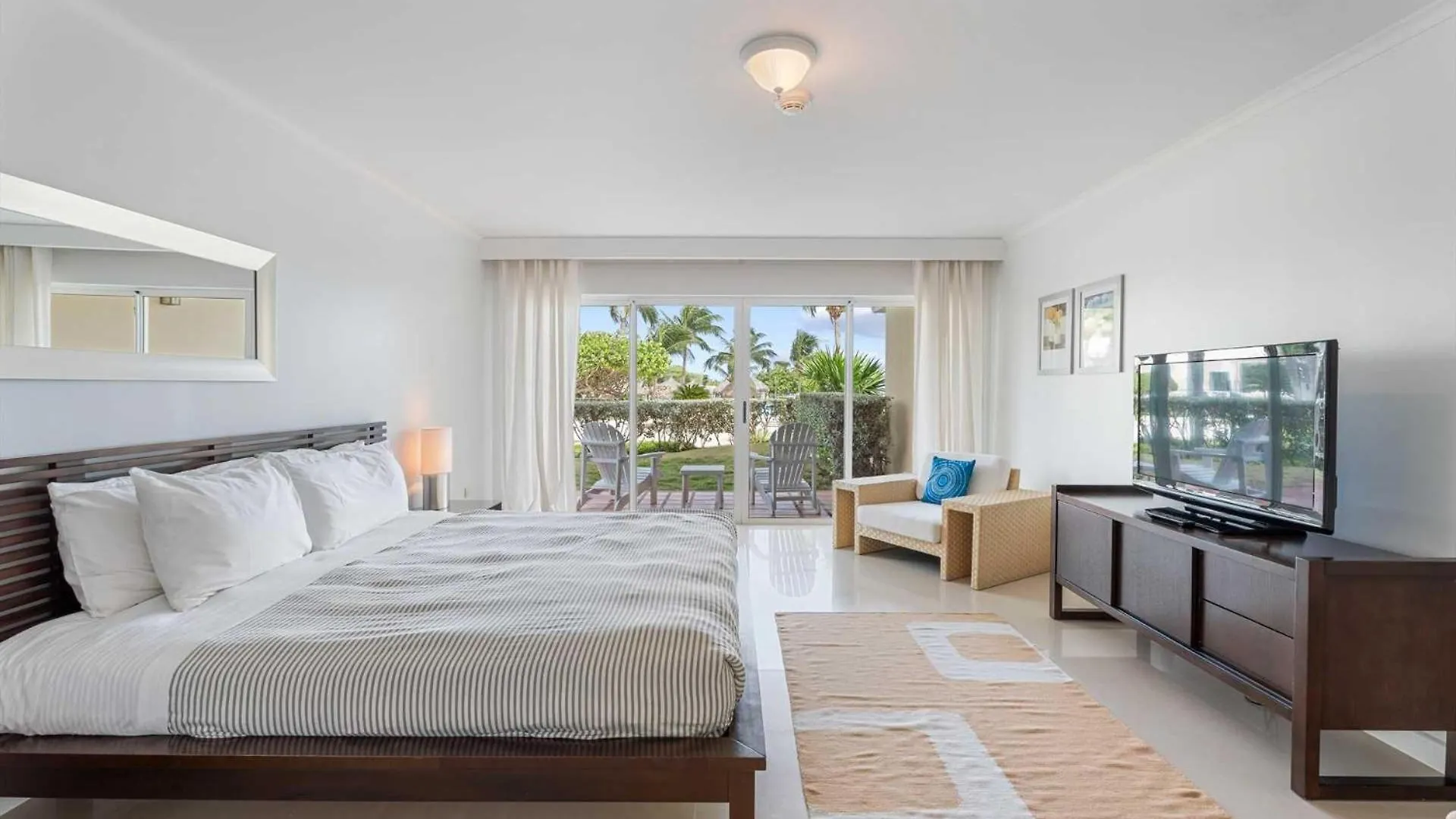 Beachfront - Beach Garden 1Br Condo - E124-2 Palm Beach