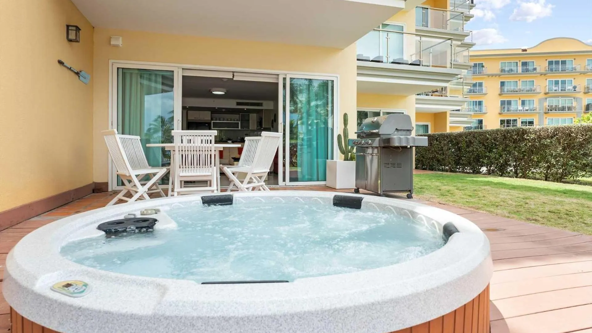 Beachfront - Beach Garden 1Br Condo - E124-2 Palm Beach Vakantiehuis