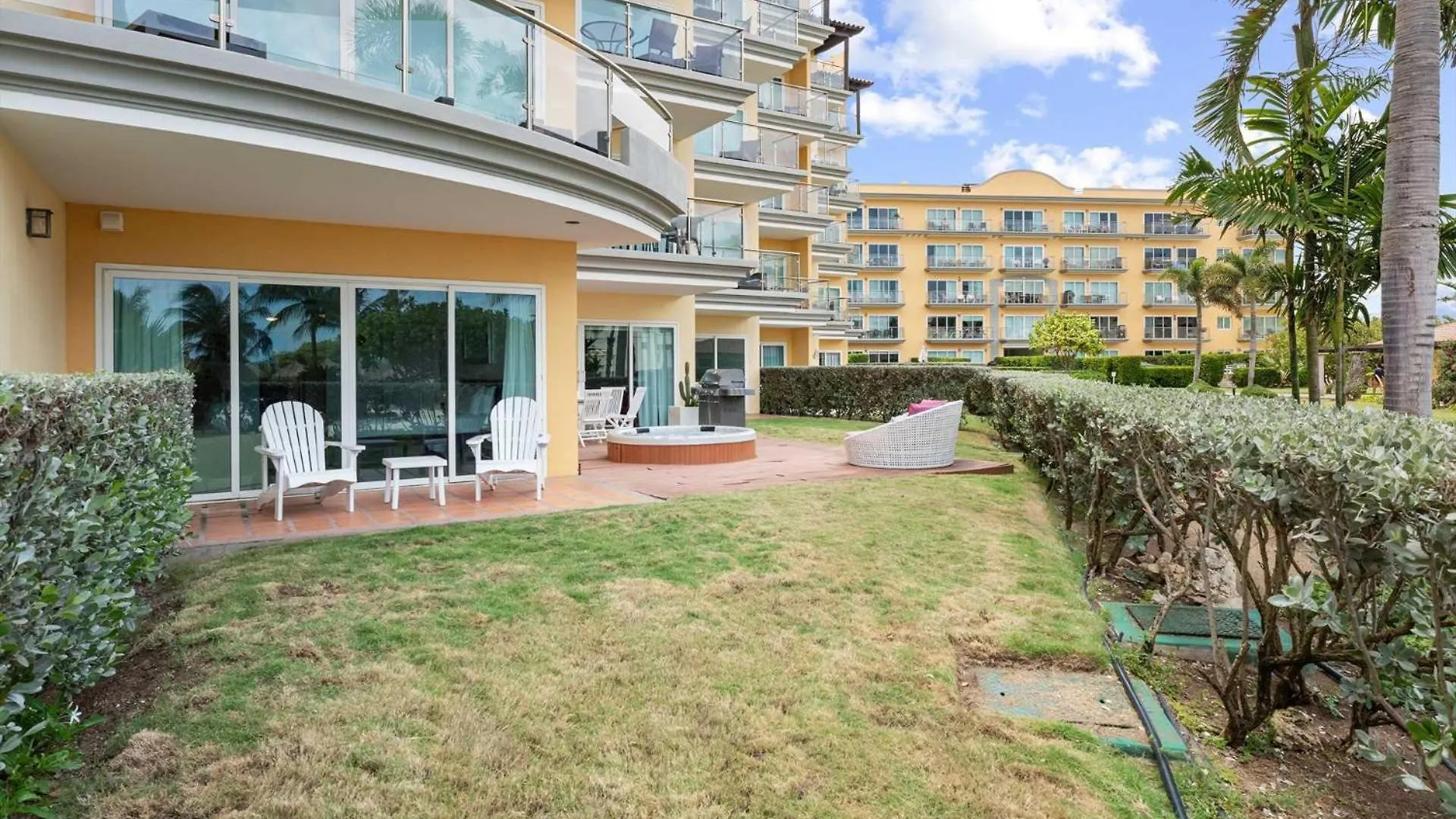 Beachfront - Beach Garden 1Br Condo - E124-2 Palm Beach Vakantiehuis