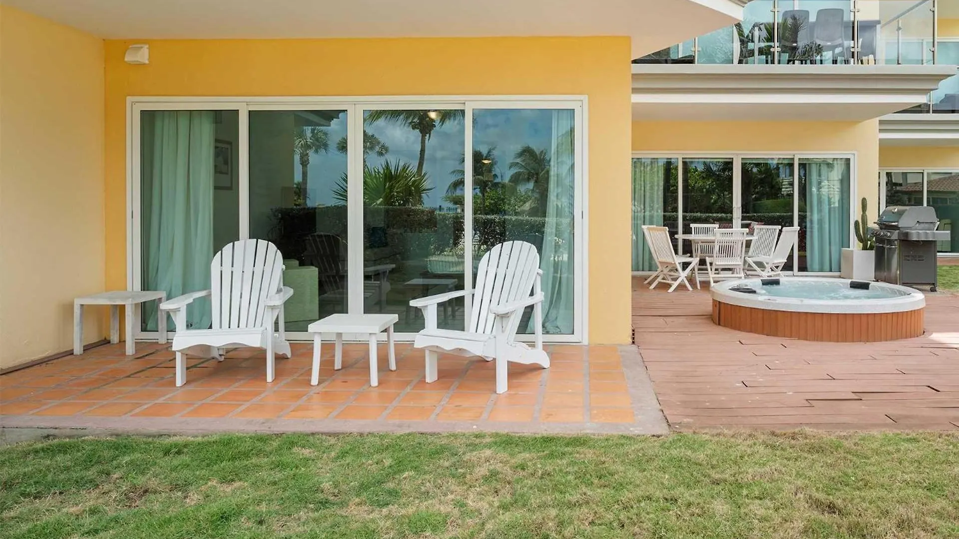 Beachfront - Beach Garden 1Br Condo - E124-2 Palm Beach